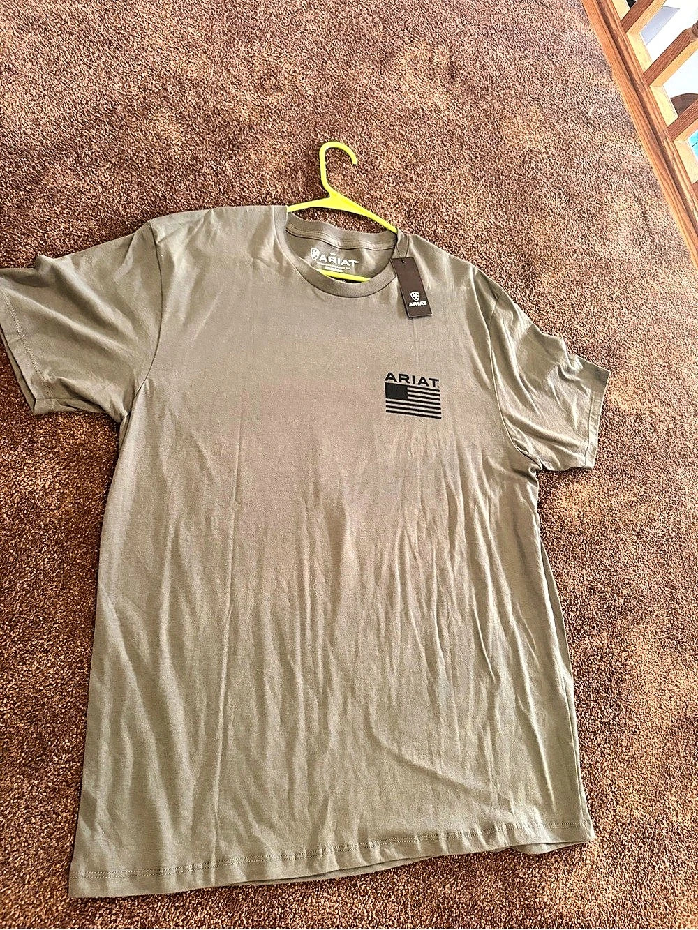 Ariat Buckle Exclusive Barbed Wire American Flag Graphic T-Shirt Men's XL Green